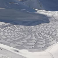 Simon Beck - Colossal snowshoe art