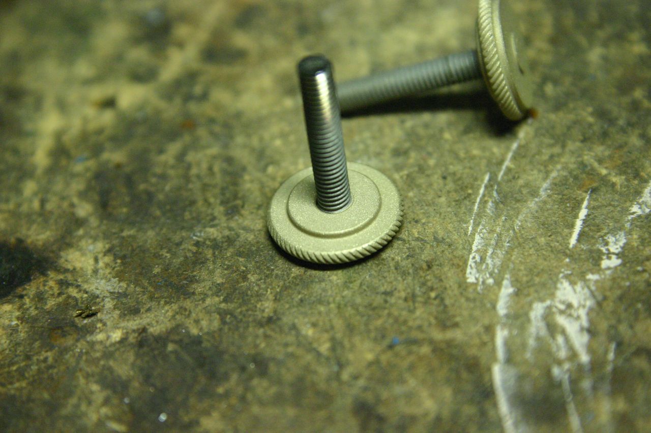 Knurled thumbscrews using threaded rod